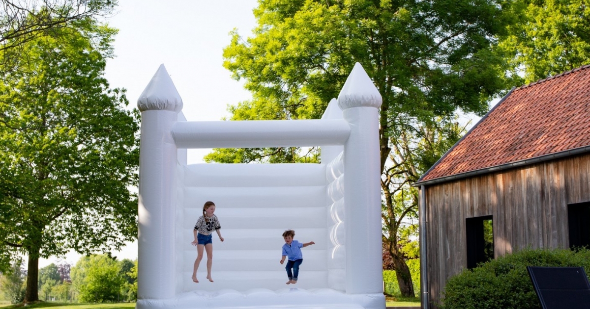Trouwfeest - Bruiloften En Huwelijksfeesten - Springkasteel, luchtkasteel huren voor een feest thumbnail